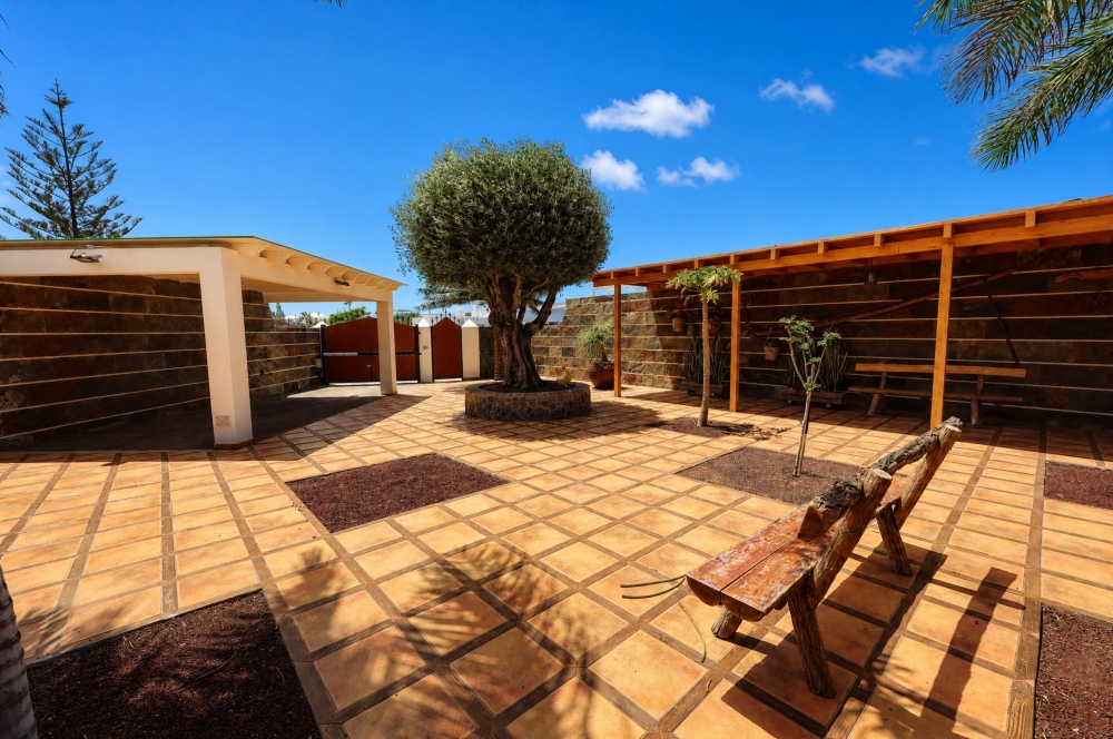 Spacious 3-Bedroom Villa with Exceptional Outdoor Entertaining Spaces – Playa Blanca – photo 13