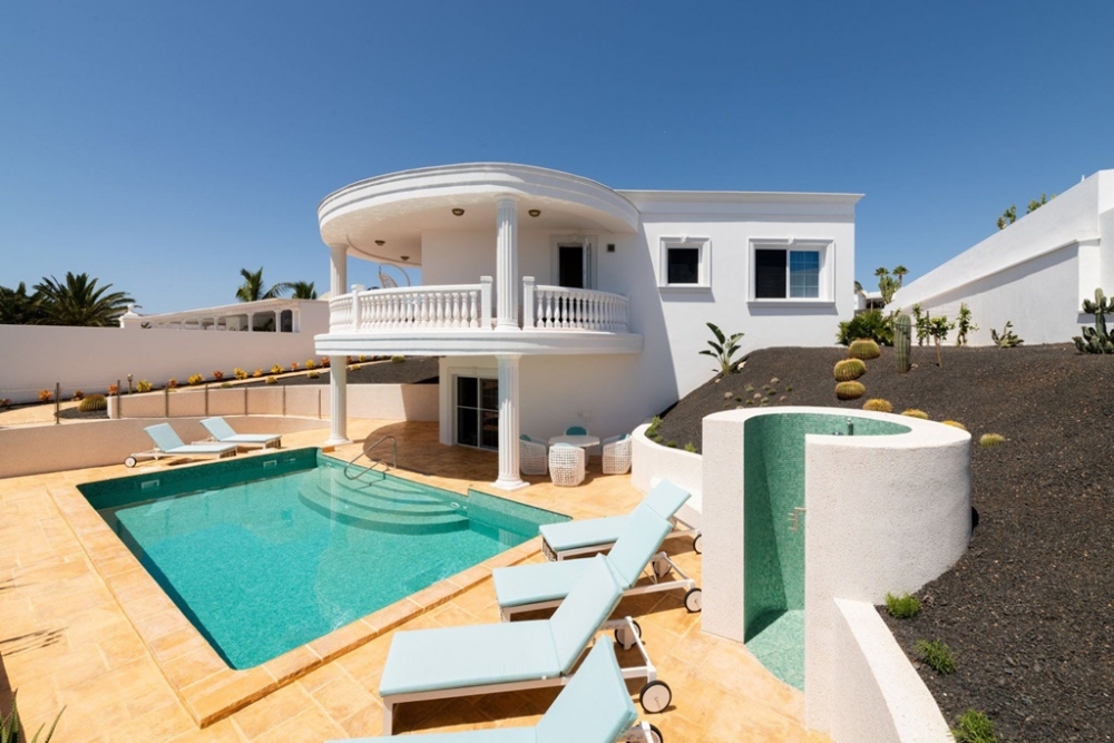 Front line villa for sale in prestigious resort of Puerto Calero – photo 35