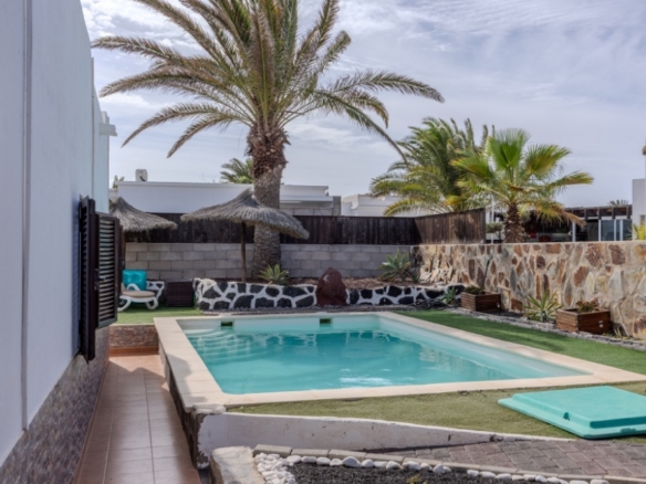 Charming 3-Bedroom Villa with Pool and Garden in Montaña Roja, Playa Blanca – photo 1