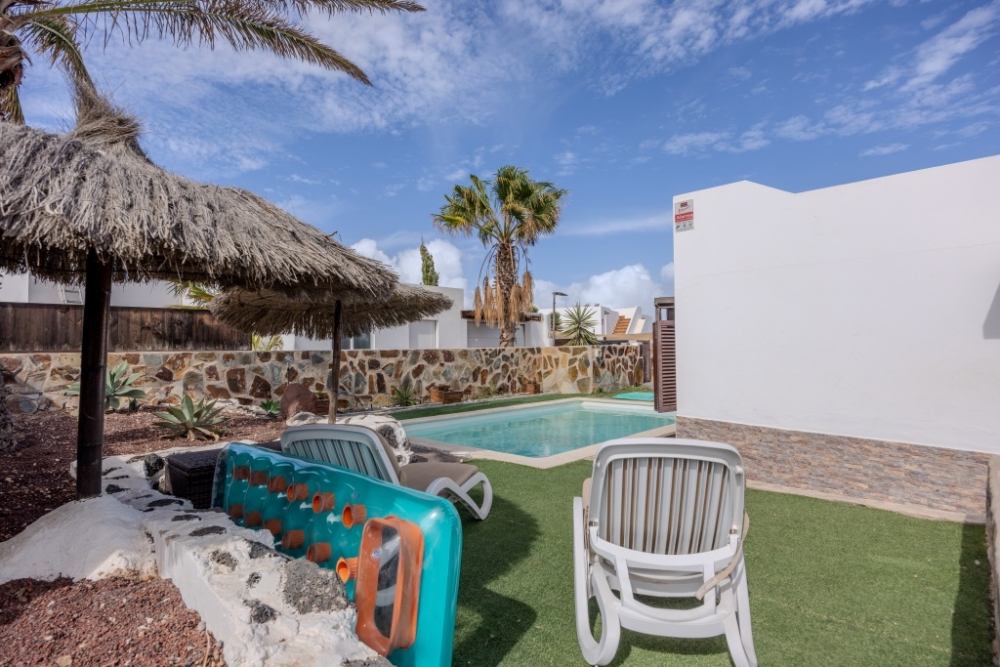 Charming 3-Bedroom Villa with Pool and Garden in Montaña Roja, Playa Blanca – photo 13