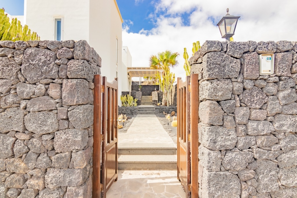 A Rare Coastal Jewel: Luxury Residence with Beach Access in El Charco del Palo – photo 12