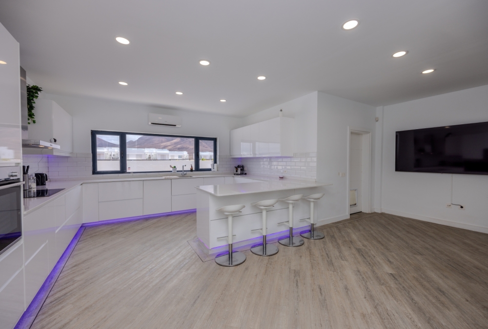 Impressive Renovated Villa with Heated Pool, Gym & Panoramic Views – Playa Blanca – photo 2