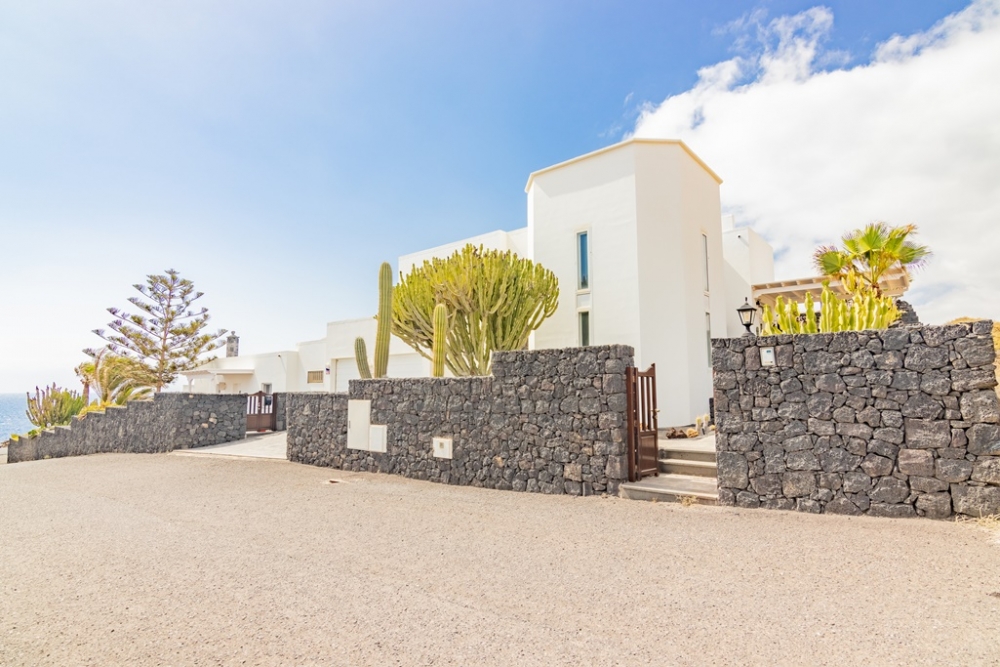 A Rare Coastal Jewel: Luxury Residence with Beach Access in El Charco del Palo – photo 15