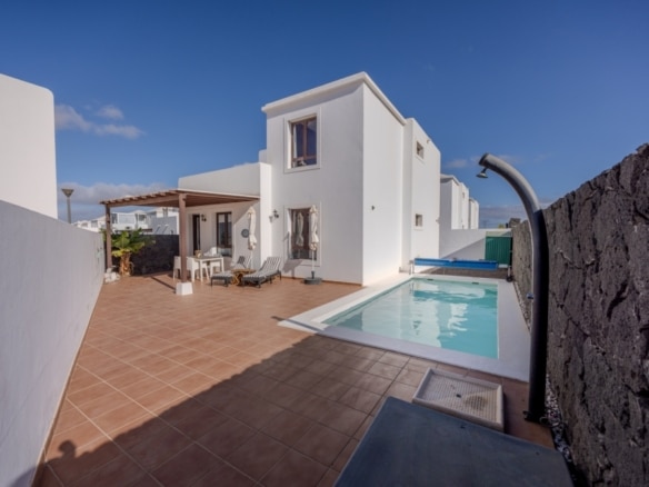 Villa independiente de 3 dormitorios con piscina privada en Playa Blanca – photo 1