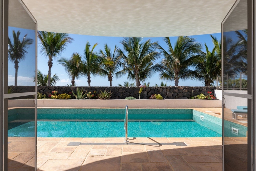 Front line villa for sale in prestigious resort of Puerto Calero – photo 15