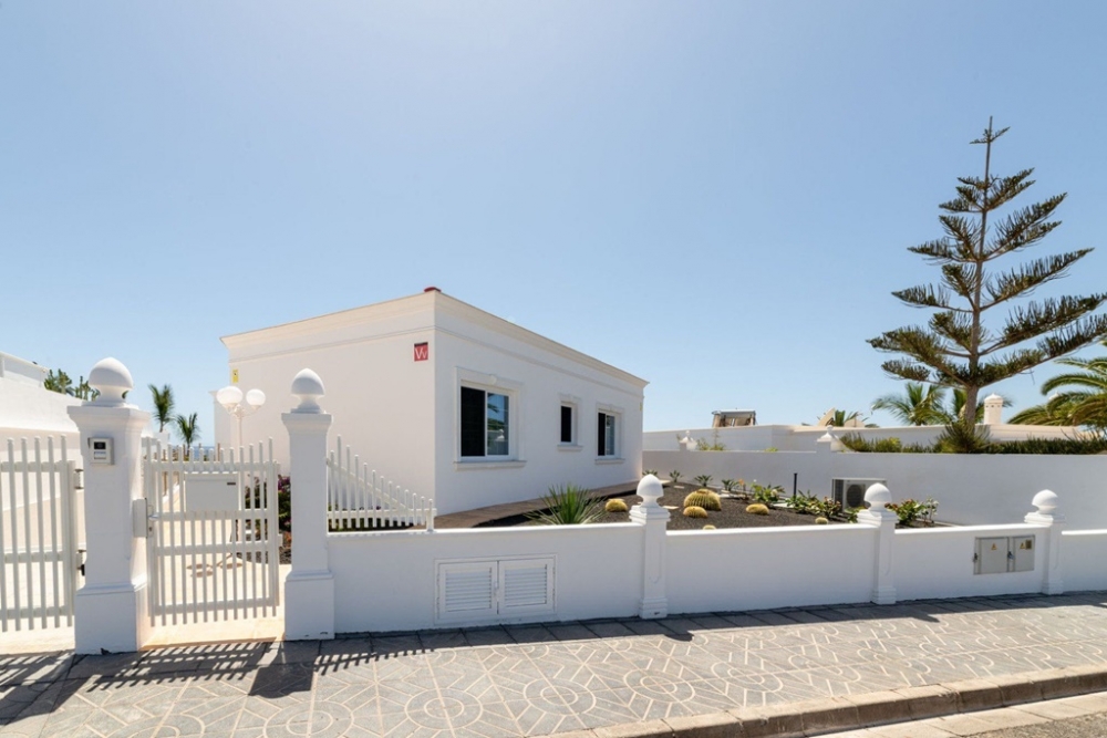 Front line villa for sale in prestigious resort of Puerto Calero – photo 32