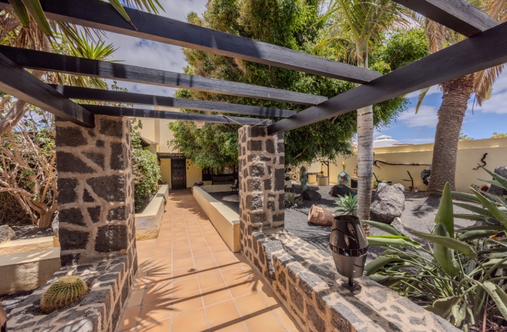 Fantastic Canarian villa with separate apartment in Costa Teguise – photo 34