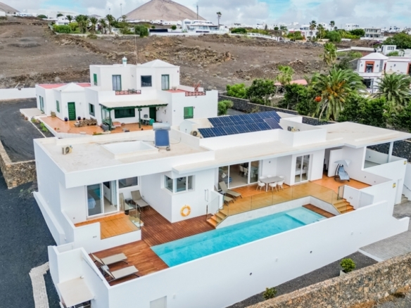 Luxury 3-Bedroom Villa with Heated Pool & Panoramic Sea Views – Tías, Lanzarote – photo 1