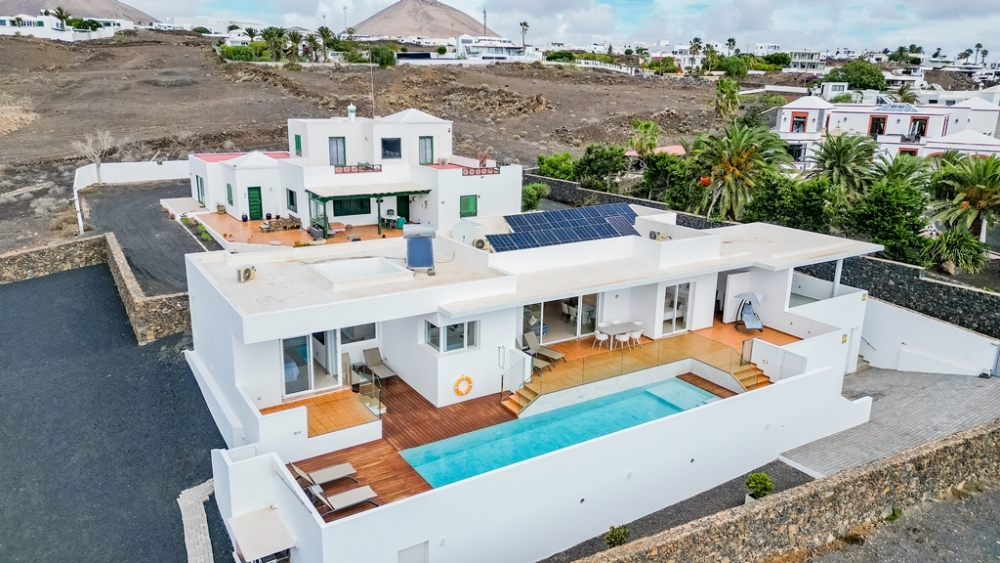 Luxury 3-Bedroom Villa with Heated Pool & Panoramic Sea Views – Tías, Lanzarote – photo 1