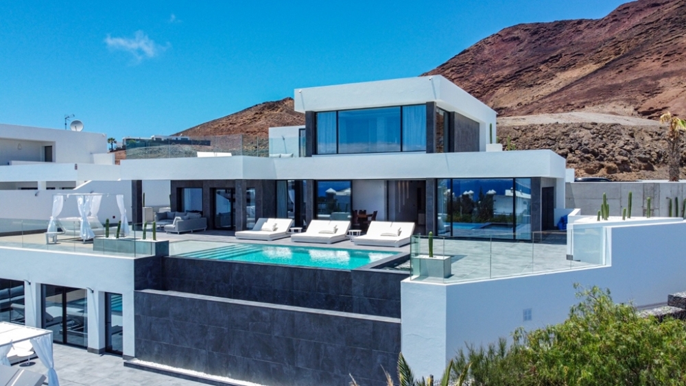 Breathtaking Designer Villa with Panoramic Views, Pool, Hot Tub & Luxury Amenities – Playa Blanca – photo 3