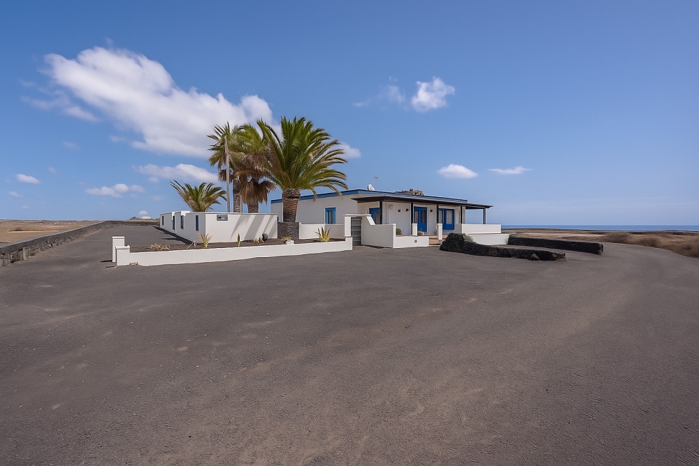 Contemporary Villa with Grand Outdoor Living & Panoramic Views in Puerto del Carmen – photo 27