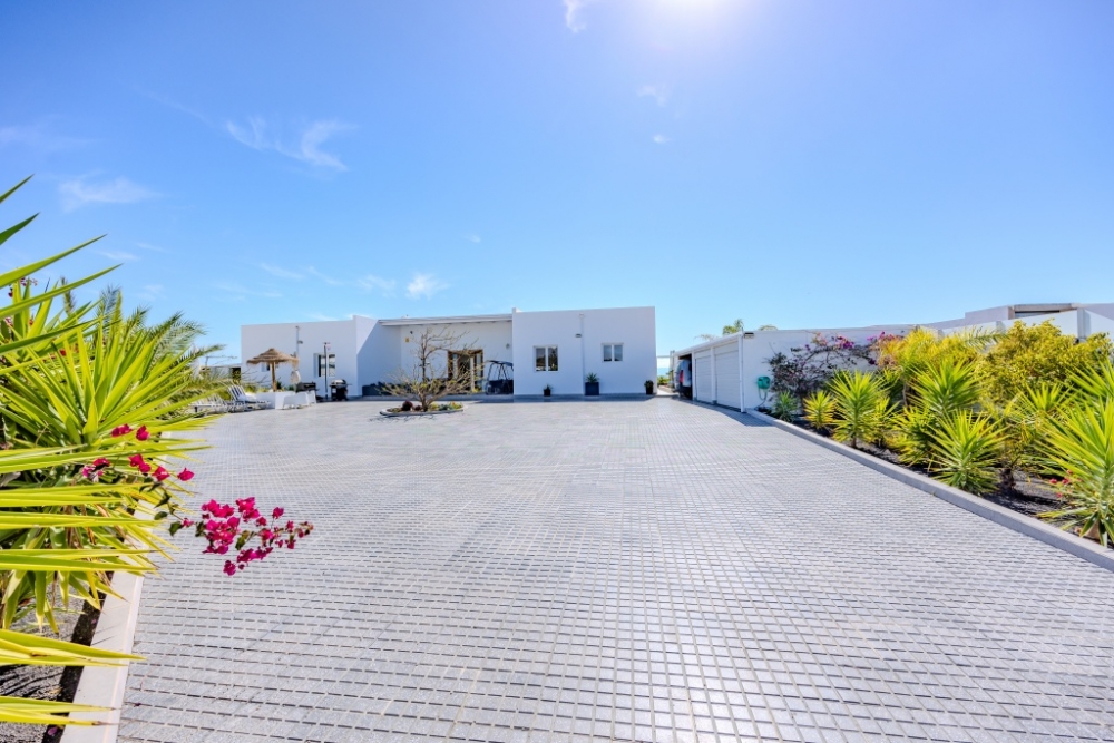 Stylish Family Villa with Private Pool & Jacuzzi – Costa Teguise – photo 4