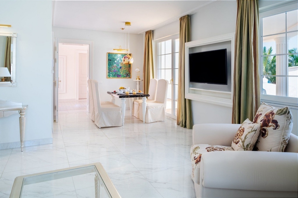 Front line villa for sale in prestigious resort of Puerto Calero – photo 22