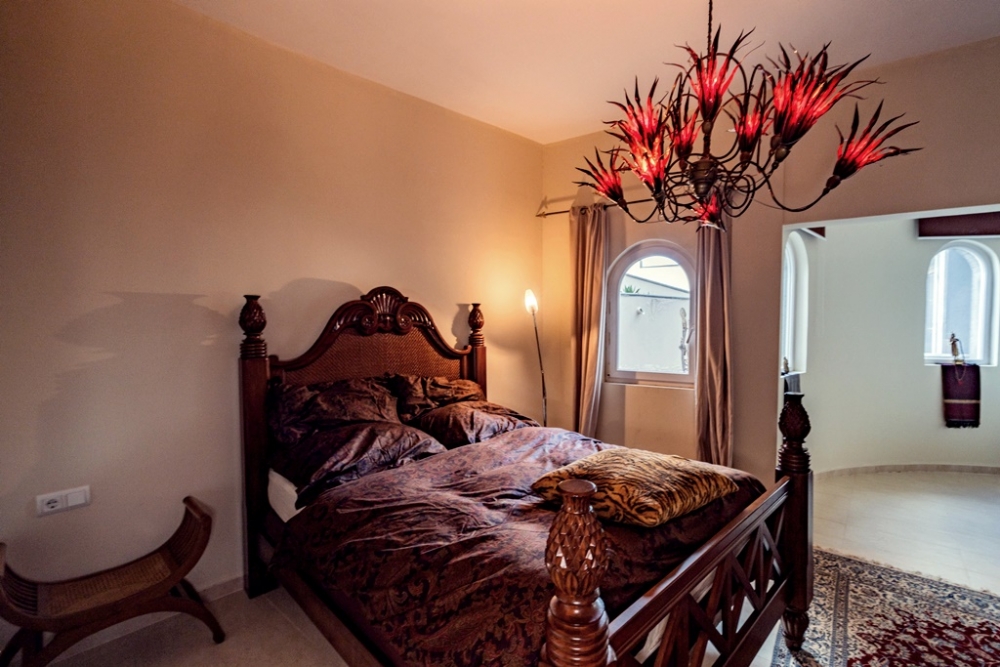 Elegant Villa with Independent Guest Apartment and Sea Views in Puerto Calero – photo 41