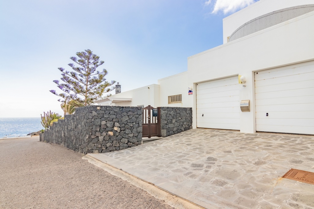 A Rare Coastal Jewel: Luxury Residence with Beach Access in El Charco del Palo – photo 7