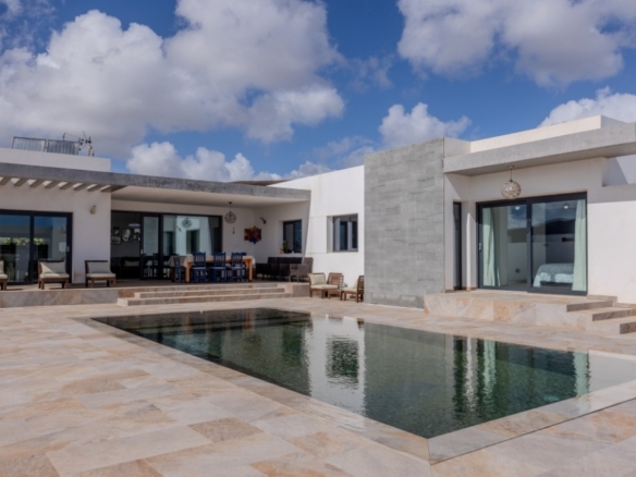 3 bedroom villa in an exclusive area in Costa Teguise – photo 1