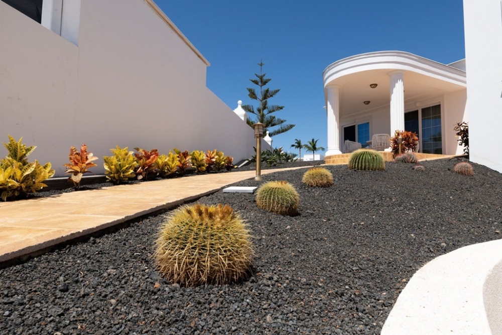 Front line villa for sale in prestigious resort of Puerto Calero – photo 38