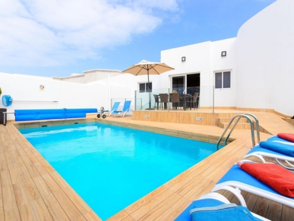 Unique Investment Opportunity – 2 Villas & 1 Apartment in Playa Blanca – photo 1