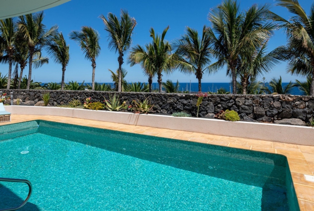 Front line villa for sale in prestigious resort of Puerto Calero – photo 18