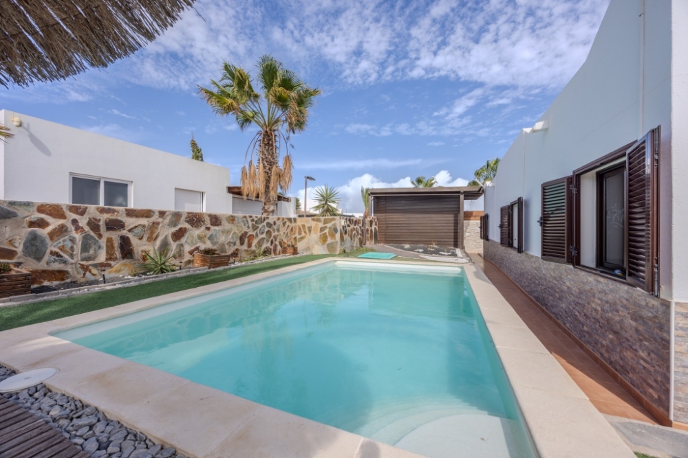 Charming 3-Bedroom Villa with Pool and Garden in Montaña Roja, Playa Blanca – photo 12
