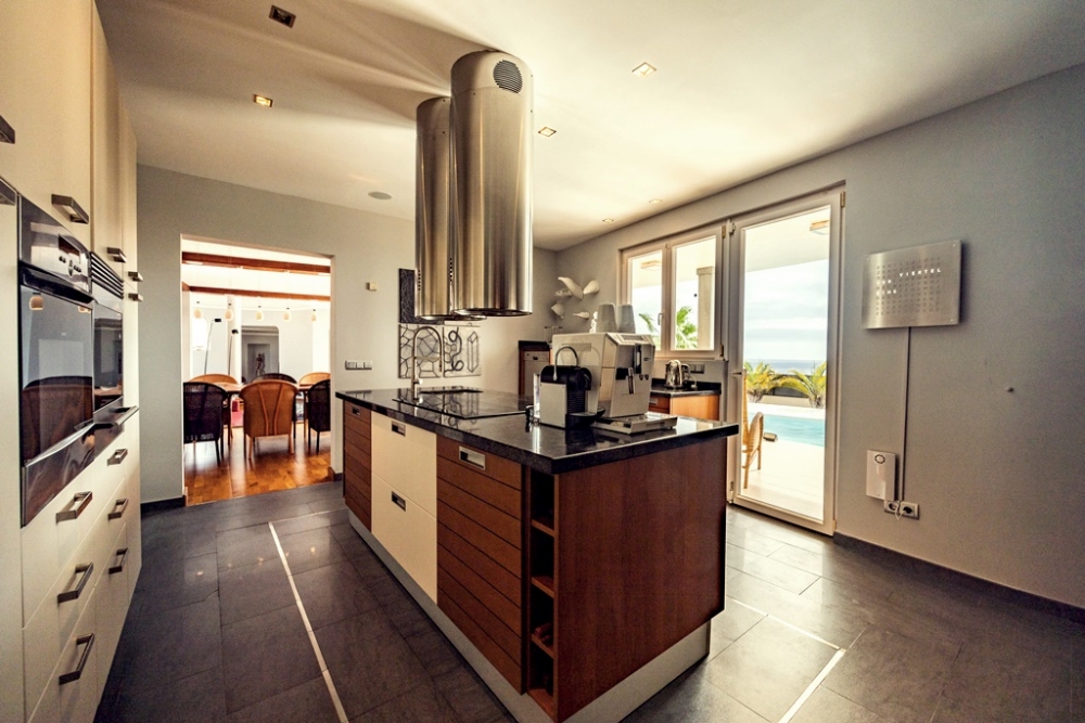 Elegant Villa with Independent Guest Apartment and Sea Views in Puerto Calero – photo 23