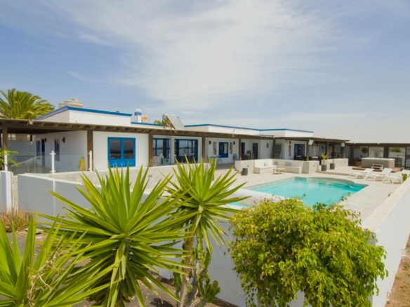Contemporary Villa with Grand Outdoor Living & Panoramic Views in Puerto del Carmen – photo 1