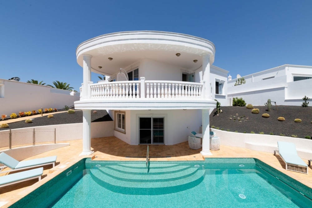 Front line villa for sale in prestigious resort of Puerto Calero – photo 36