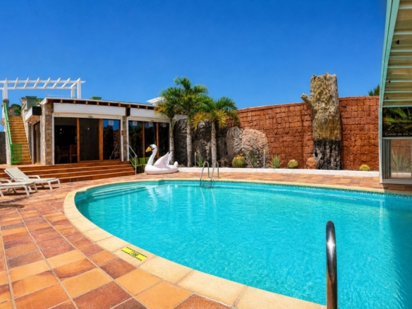Spacious 3-Bedroom Villa with Exceptional Outdoor Entertaining Spaces – Playa Blanca – photo 1