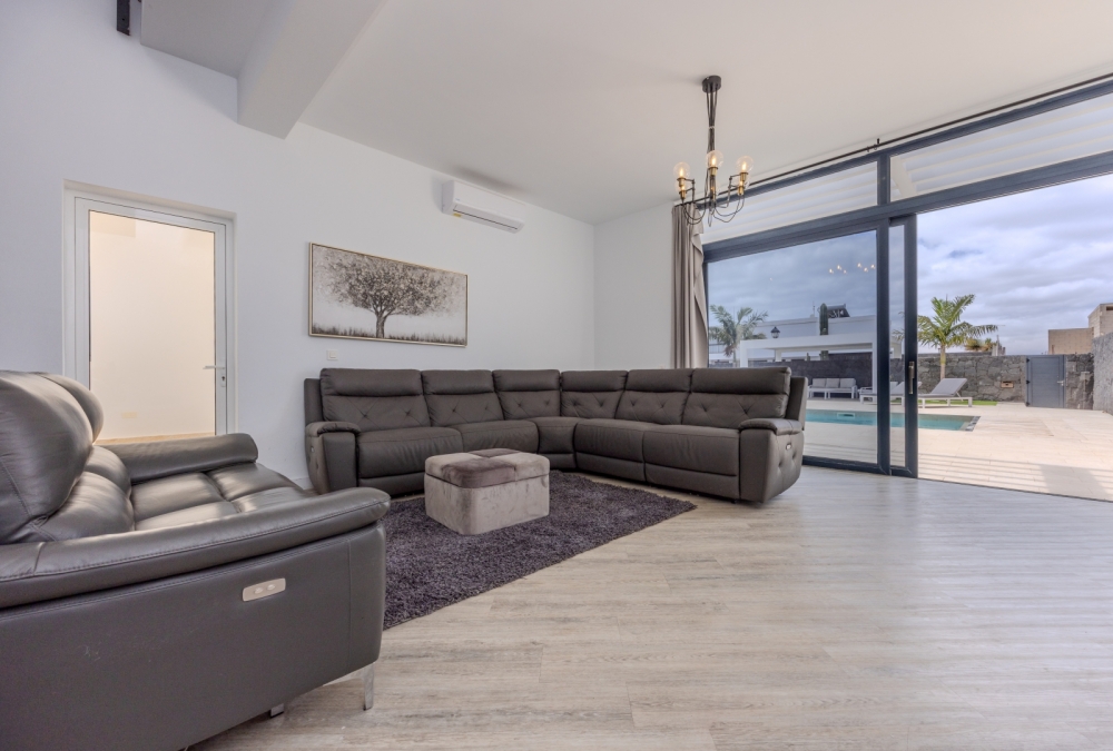 Impressive Renovated Villa with Heated Pool, Gym & Panoramic Views – Playa Blanca – photo 3