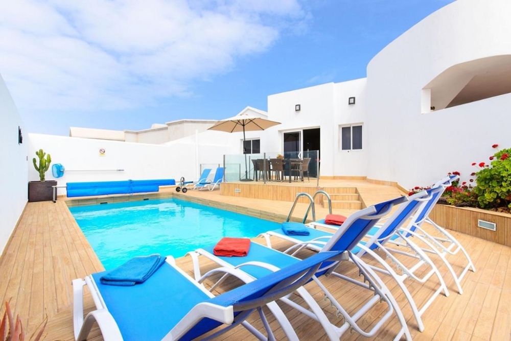 Unique Investment Opportunity – 2 Villas & 1 Apartment in Playa Blanca – photo 22