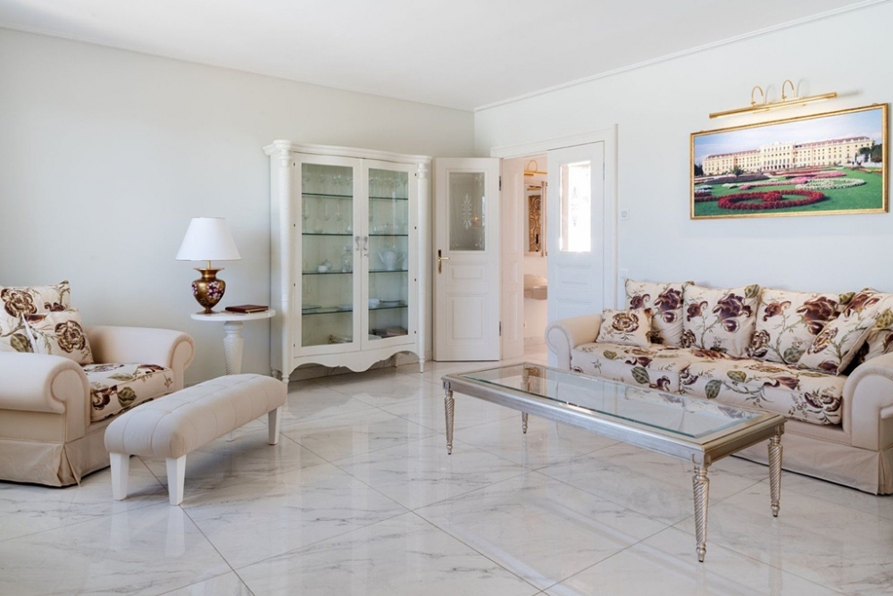 Front line villa for sale in prestigious resort of Puerto Calero – photo 8