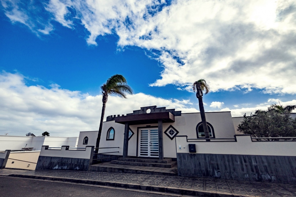 Elegant Villa with Independent Guest Apartment and Sea Views in Puerto Calero – photo 8