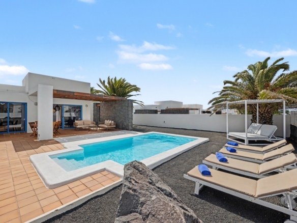 Elegant 2-Bedroom Villa with Private Pool and Garage – photo 1
