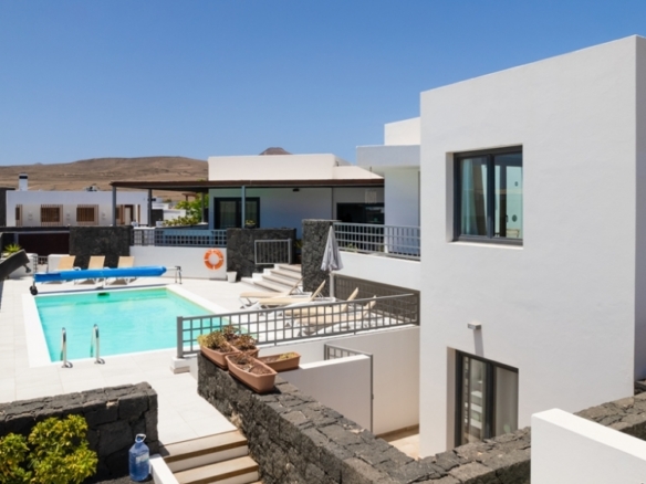 Elegant 5-Bedroom Villa with Heated Pool – Puerto Calero – photo 1