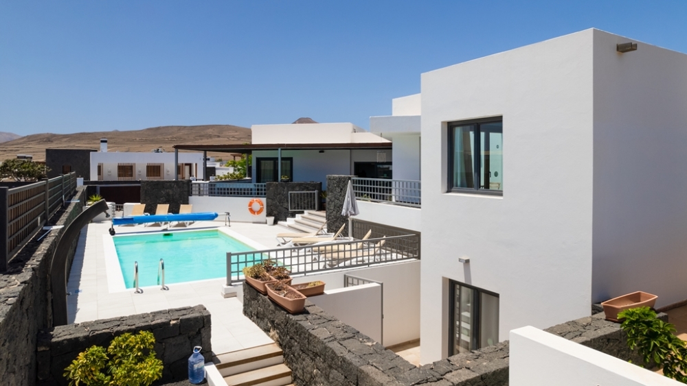 Elegant 5-Bedroom Villa with Heated Pool – Puerto Calero – photo 1