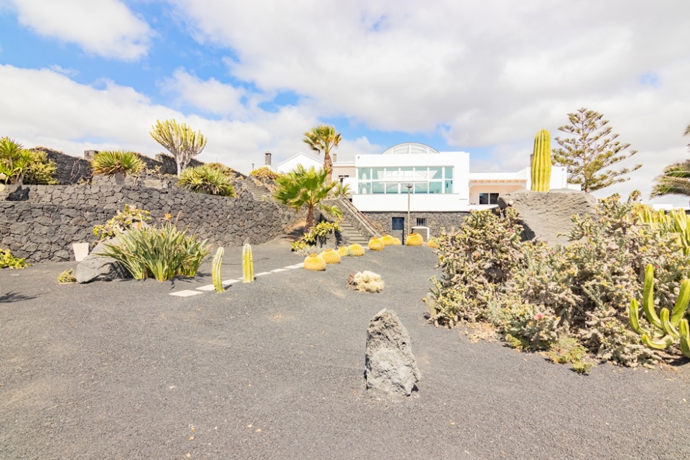 A Rare Coastal Jewel: Luxury Residence with Beach Access in El Charco del Palo – photo 2