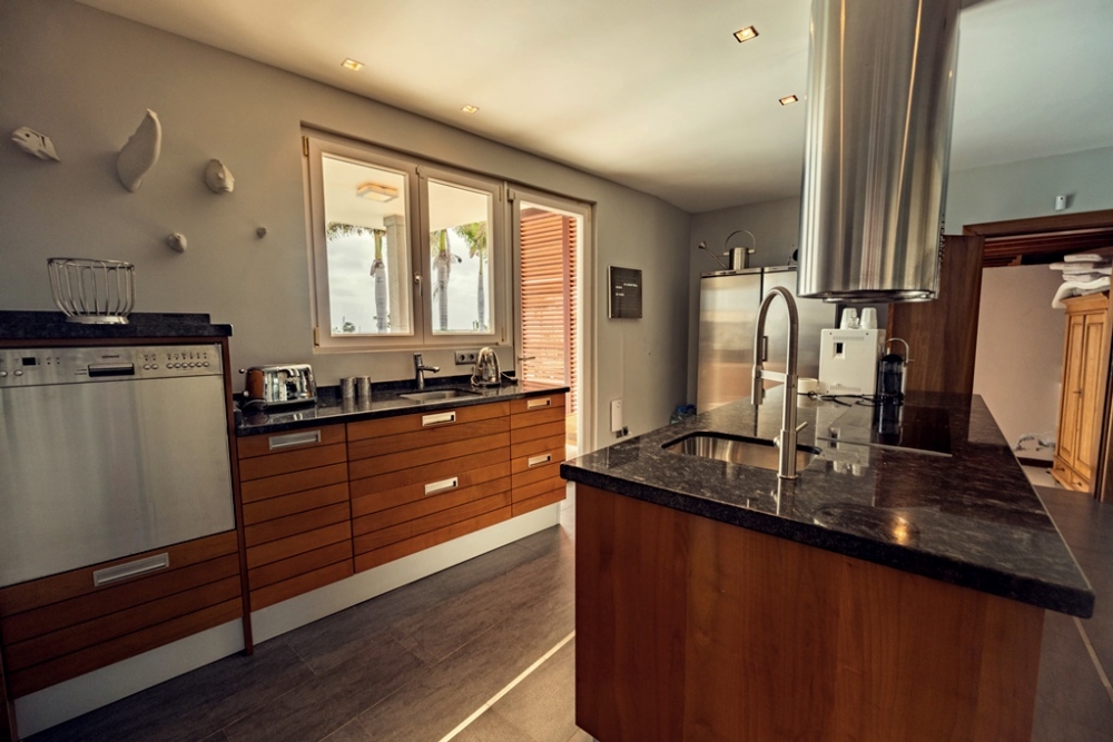 Elegant Villa with Independent Guest Apartment and Sea Views in Puerto Calero – photo 7