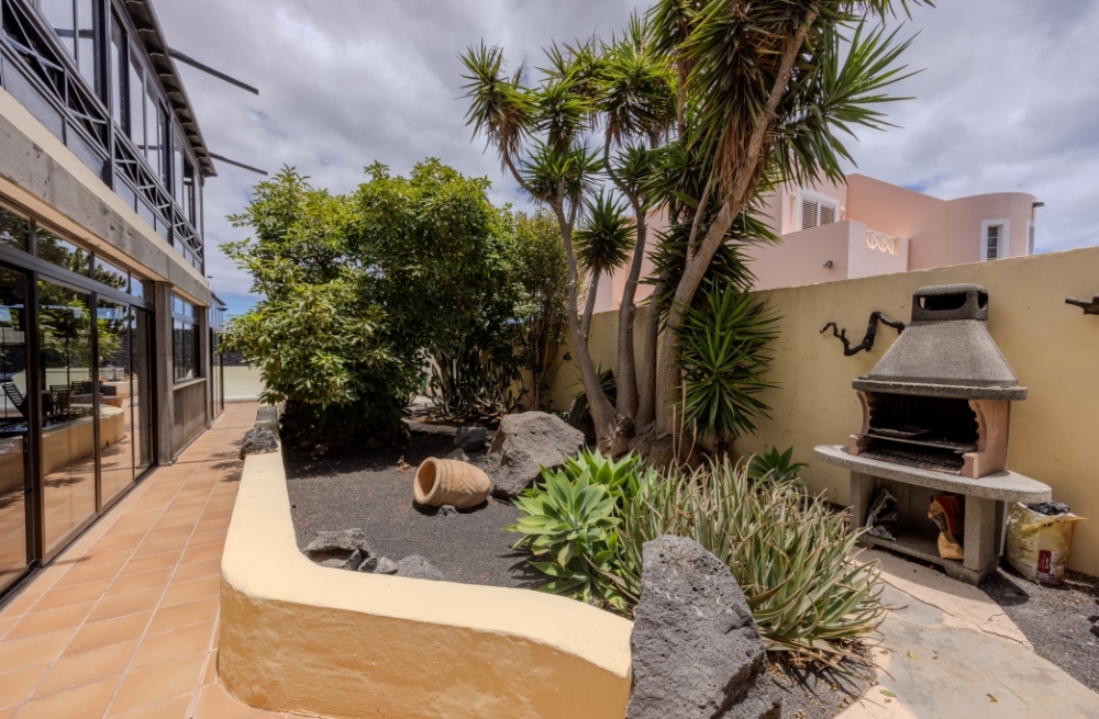 Fantastic Canarian villa with separate apartment in Costa Teguise – photo 32