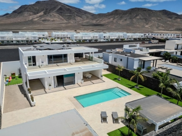 Impressive Renovated Villa with Heated Pool, Gym & Panoramic Views – Playa Blanca – photo 1