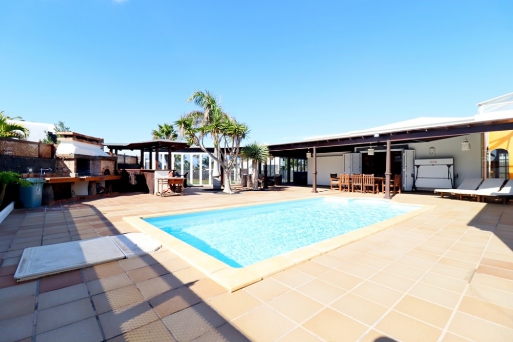 Impressive 3-Bedroom Detached Villa with Pool and Sea Views – Playa Blanca – photo 2