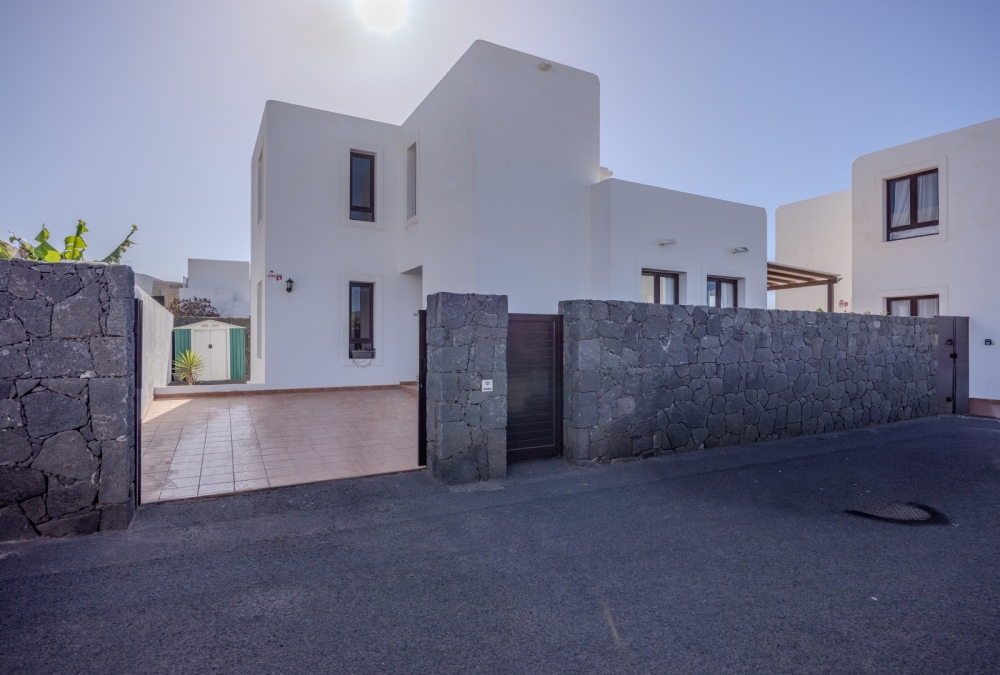 Detached 3-Bedroom Villa with Private Pool – Playa Blanca – photo 19