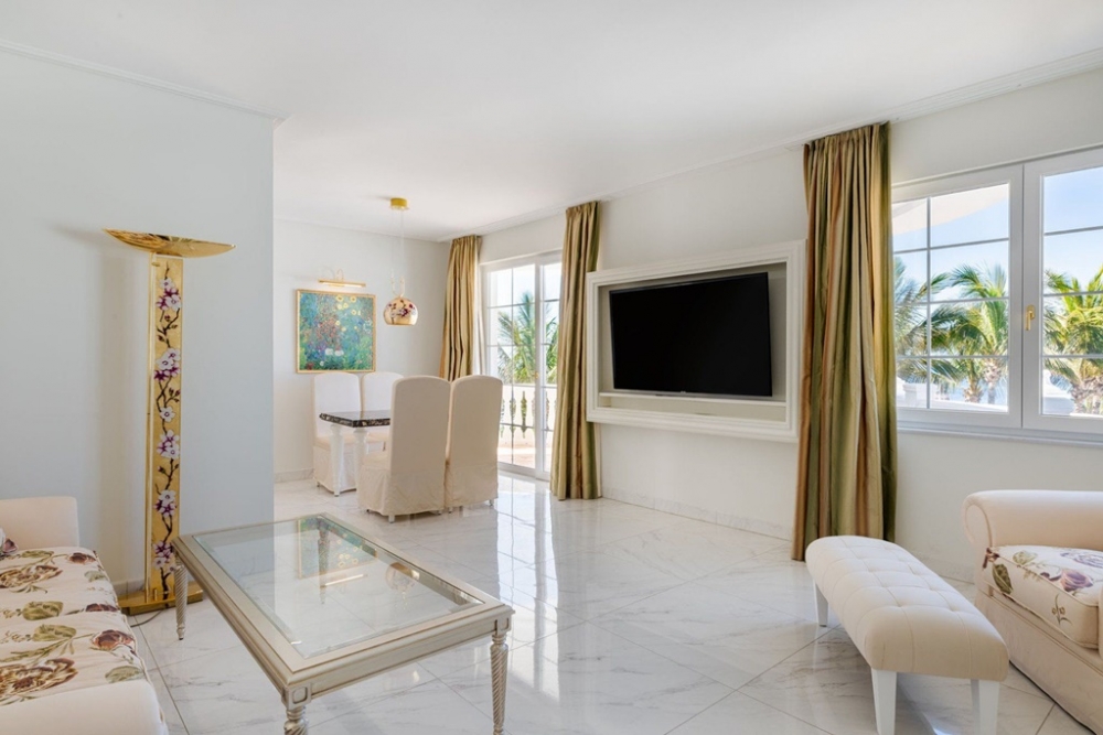 Front line villa for sale in prestigious resort of Puerto Calero – photo 16