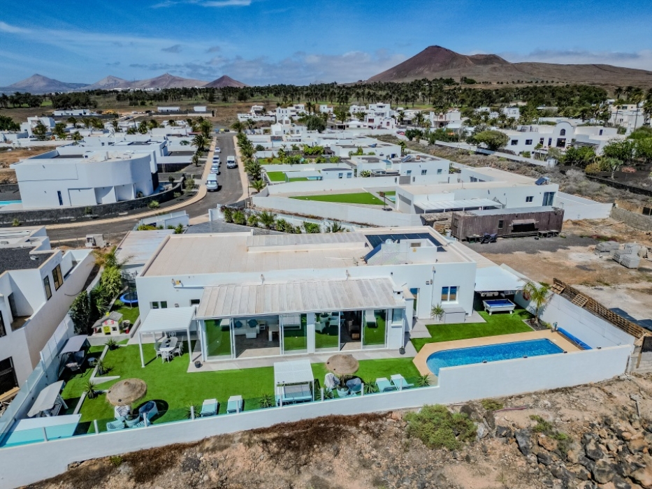 Stylish Family Villa with Private Pool & Jacuzzi – Costa Teguise – photo 2