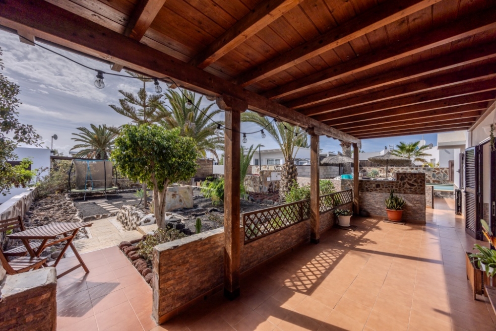 Charming 3-Bedroom Villa with Pool and Garden in Montaña Roja, Playa Blanca – photo 15