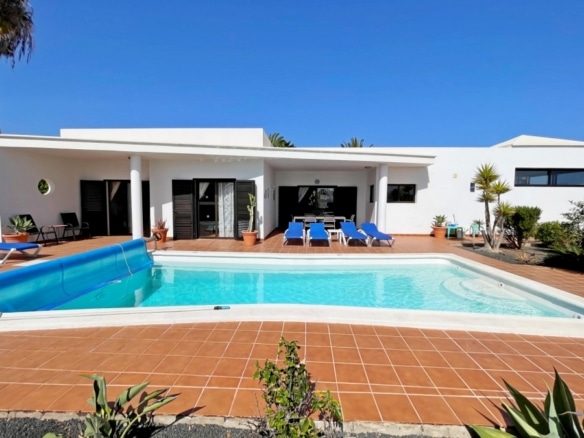 Amplia villa de 3 dormitorios en una comunidad cerrada de Playa Blanca con piscina – photo 1