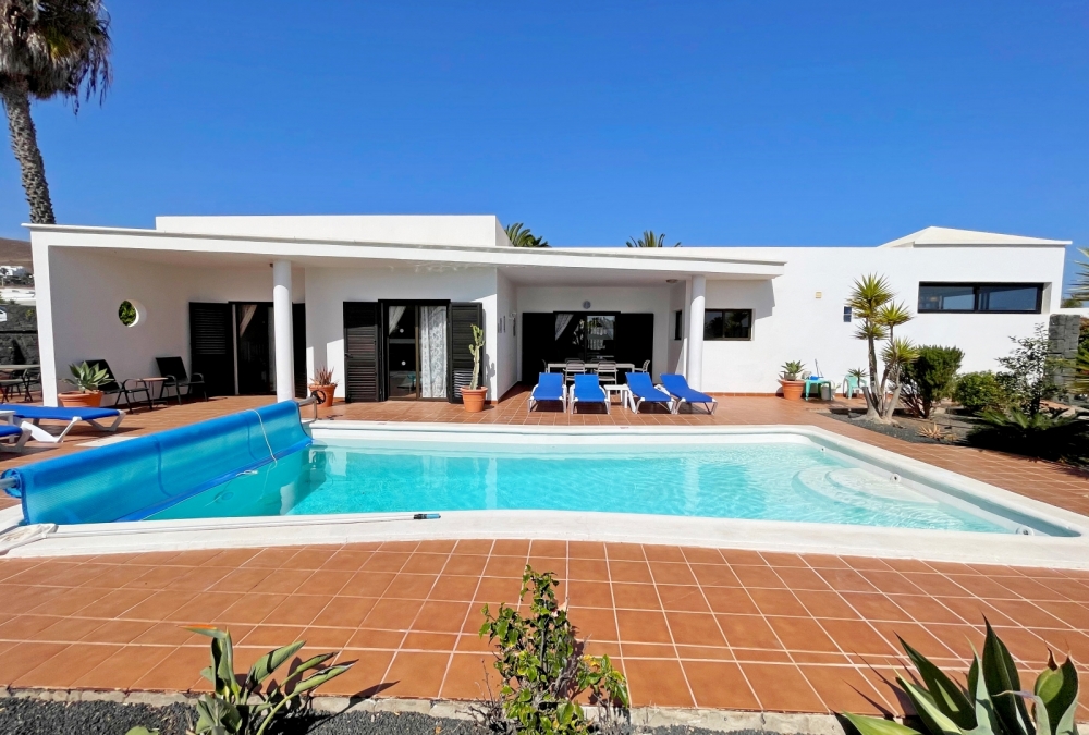 Spacious 3-Bedroom Villa in Gated Playa Blanca Community with Pool – photo 1