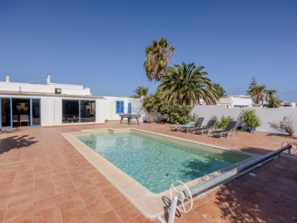 Inviting Villa with Pool, Guest Apartment, and Views in Playa Blanca – photo 1