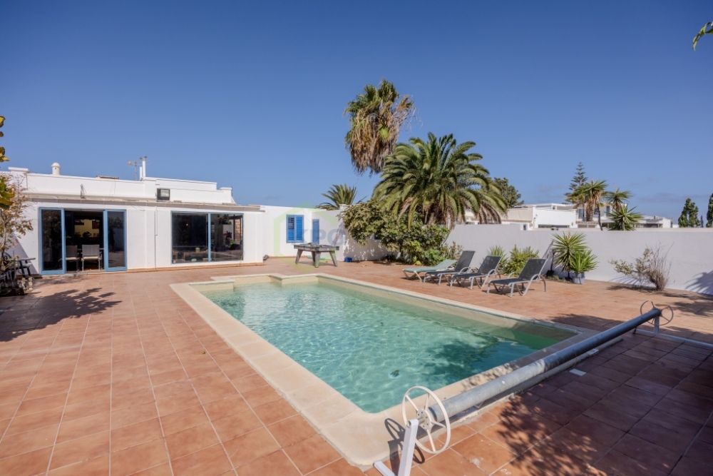 Inviting Villa with Pool, Guest Apartment, and Views in Playa Blanca – photo 1