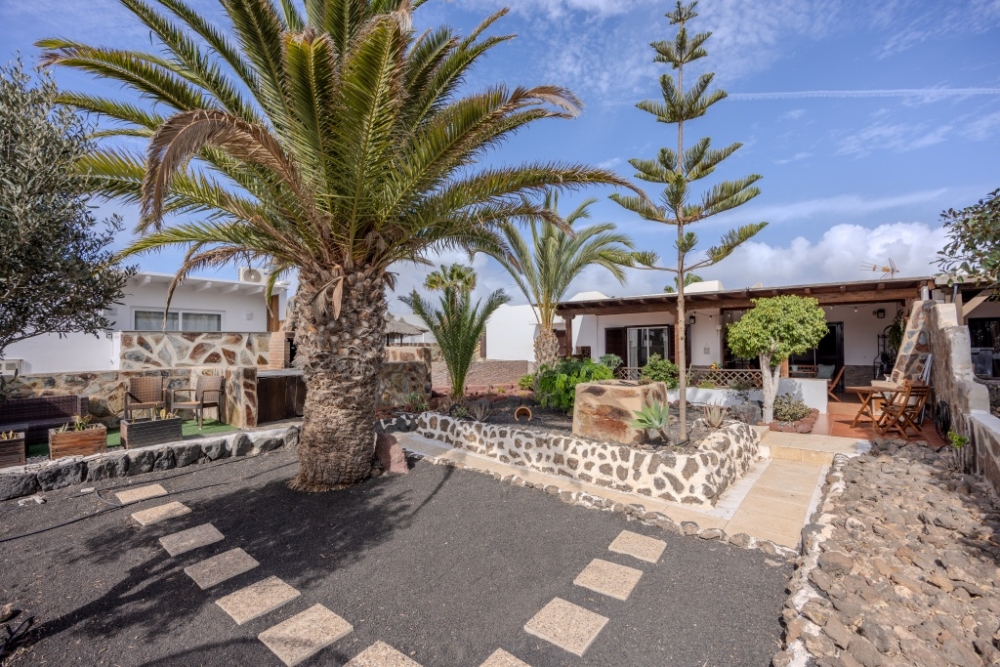 Charming 3-Bedroom Villa with Pool and Garden in Montaña Roja, Playa Blanca – photo 2