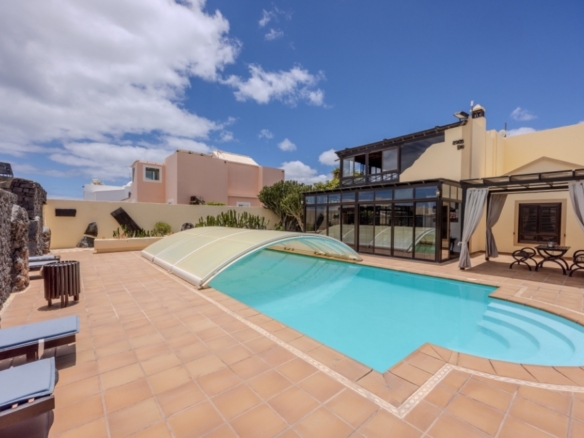 Fantastic Canarian villa with separate apartment in Costa Teguise – photo 1